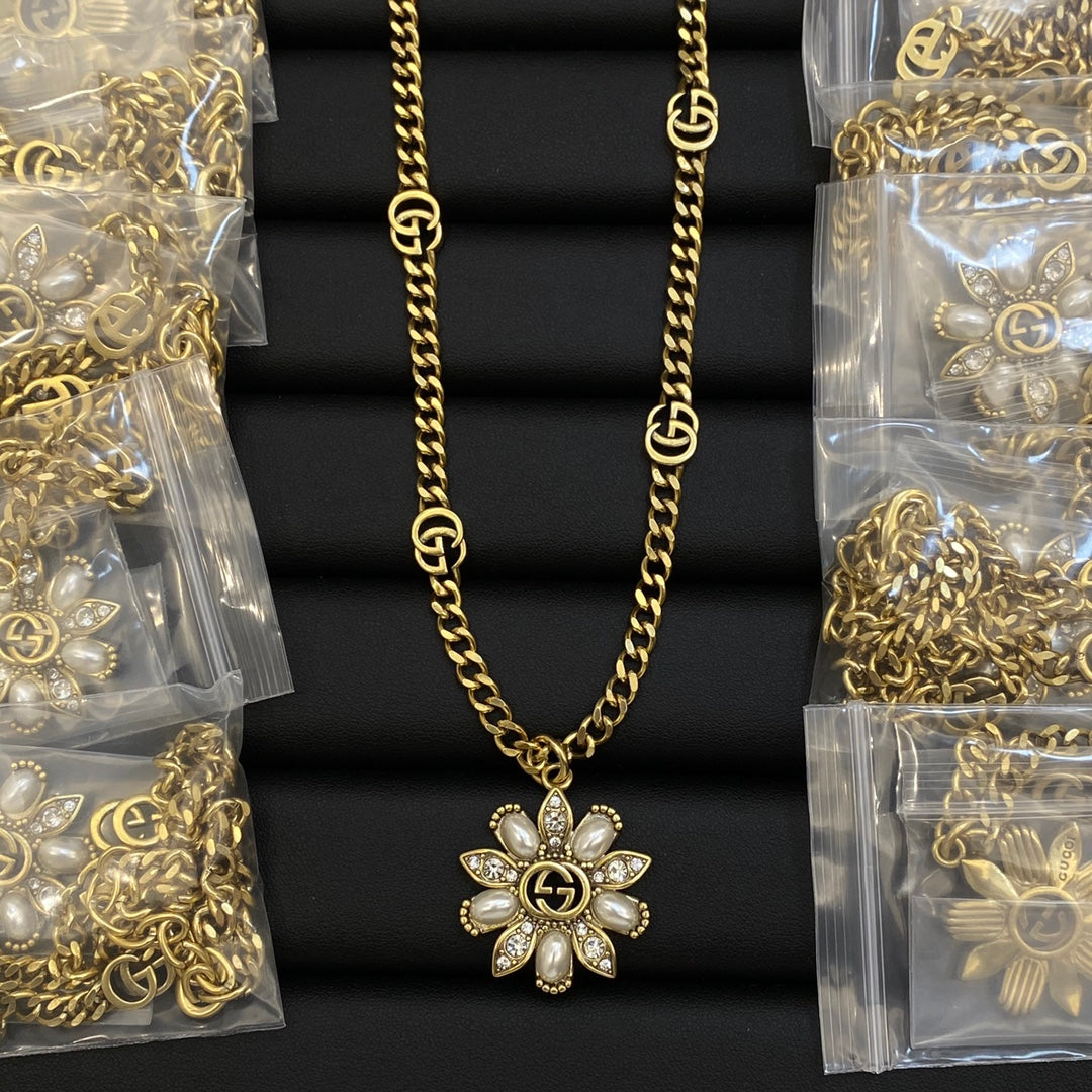 "GELA" NECKLACE
